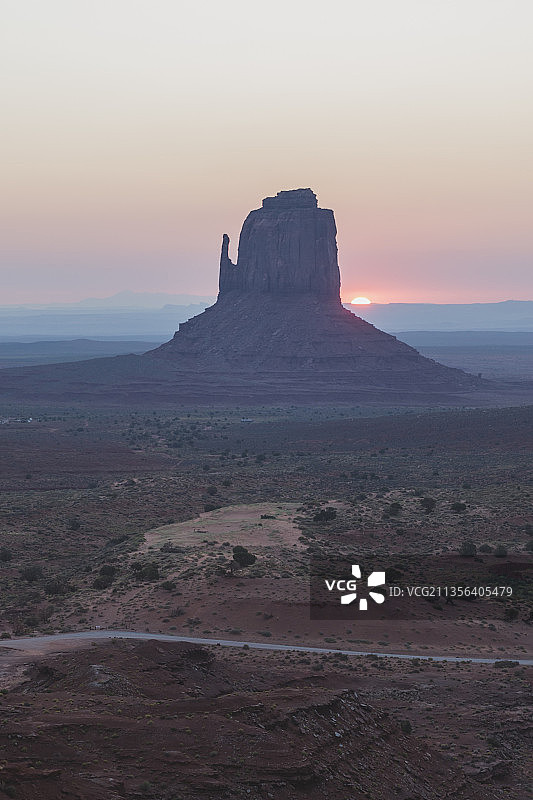 美国亚利桑那州纳瓦霍县日落时分的岩层景观图片素材