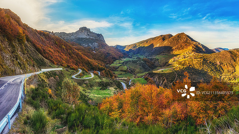 秋天天空衬托下的山景图片素材