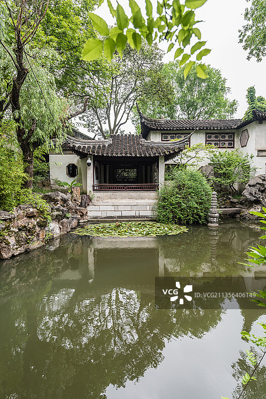 中国苏州留园的清风池馆和曲溪楼古建筑图片素材