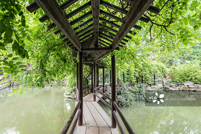 中国苏州留园的小蓬莱和曲桥紫藤廊图片素材