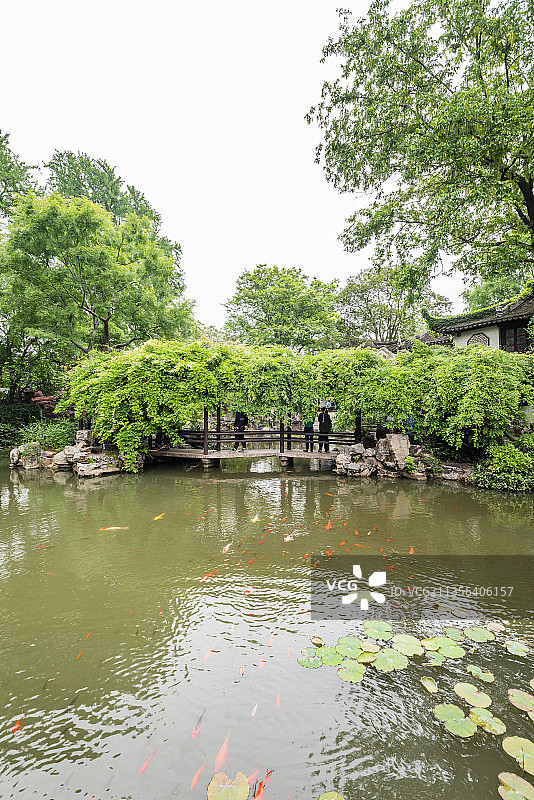 中国苏州留园的小蓬莱和曲桥紫藤廊图片素材