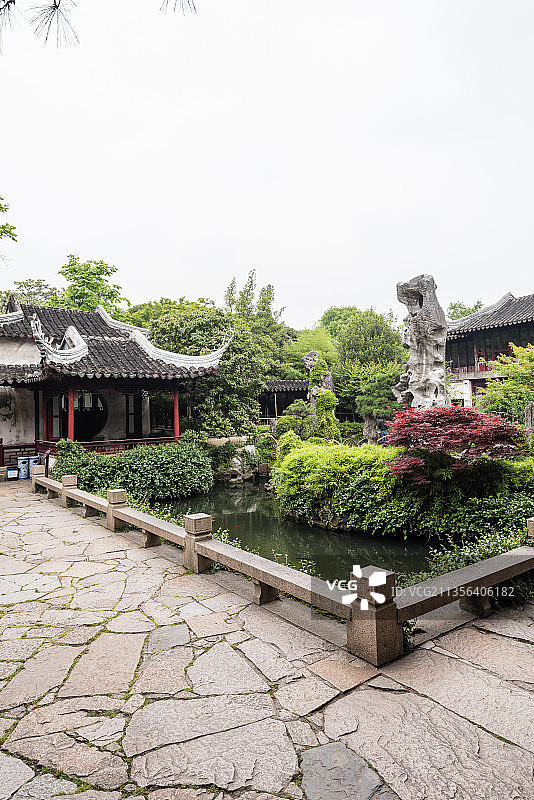 中国苏州留园的冠云峰和冠云楼和浣云沼图片素材