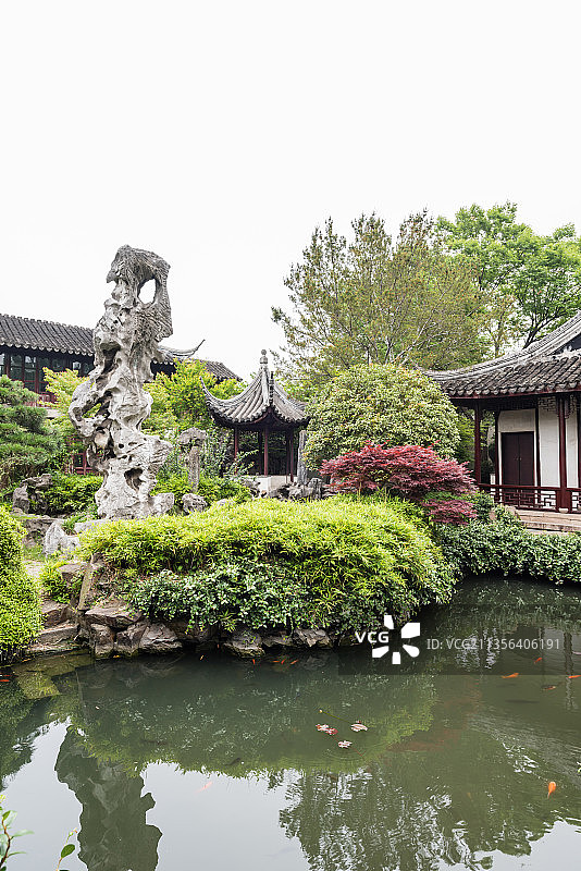 中国苏州留园的冠云峰和冠云楼和浣云沼图片素材