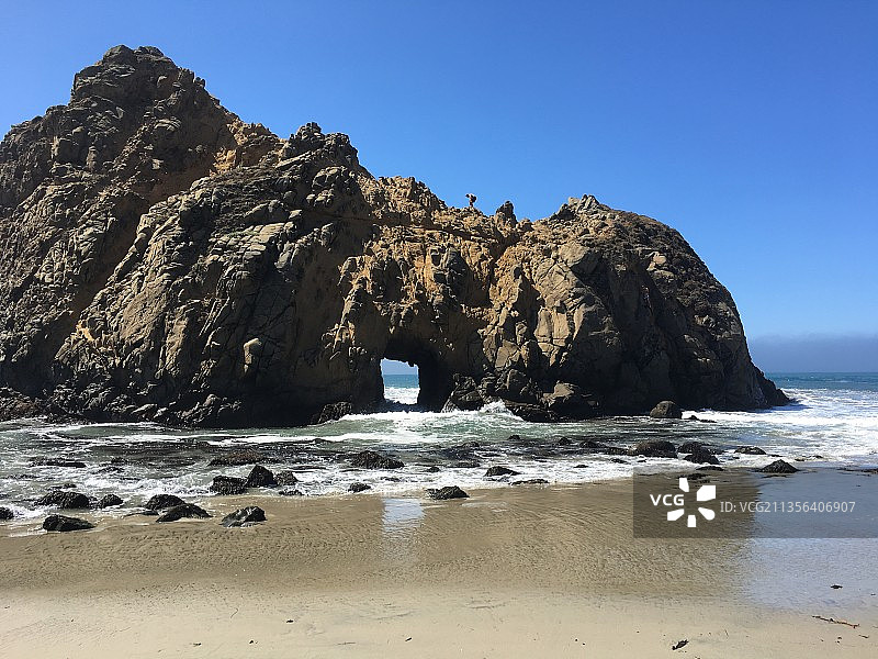 美国加利福尼亚州菲佛海滩岩石晴空风光图片素材