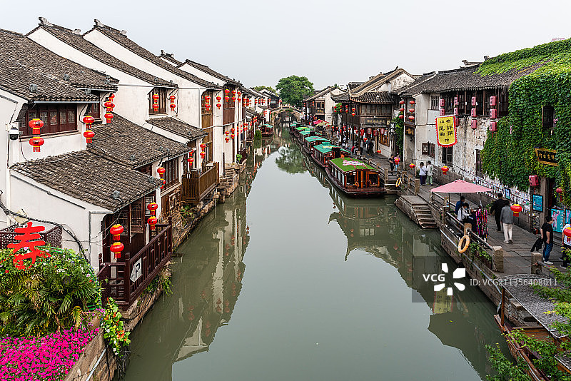 中国苏州的山塘街山塘河沿岸的古建筑图片素材