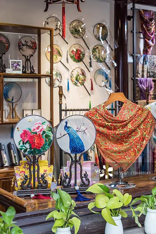 中国苏州的手工艺品苏扇折扇团扇图片素材