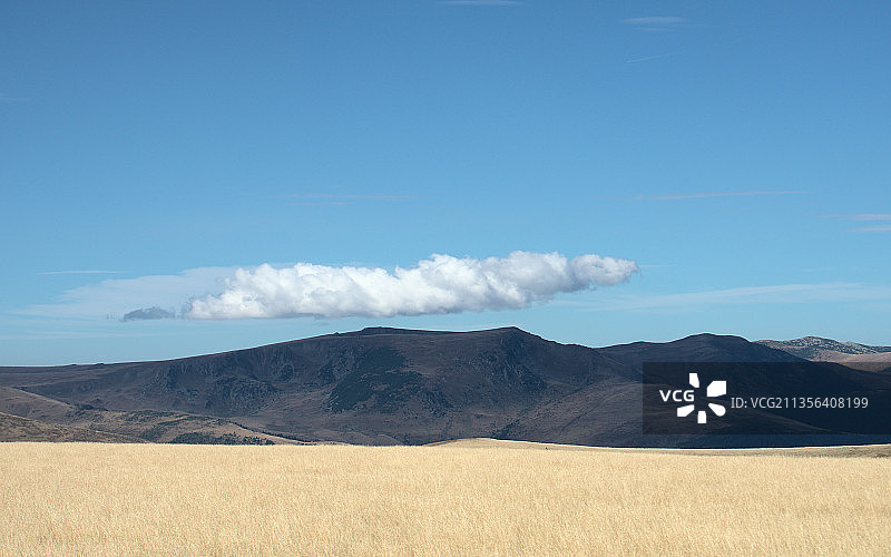 罗马尼亚塔库鲁伊山脉的田野风光图片素材