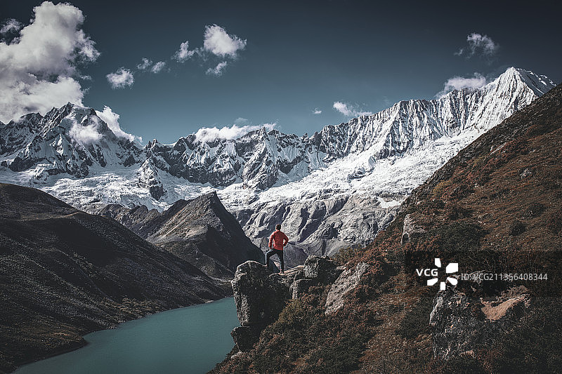 卡热疆群峰与朱措白马林图片素材