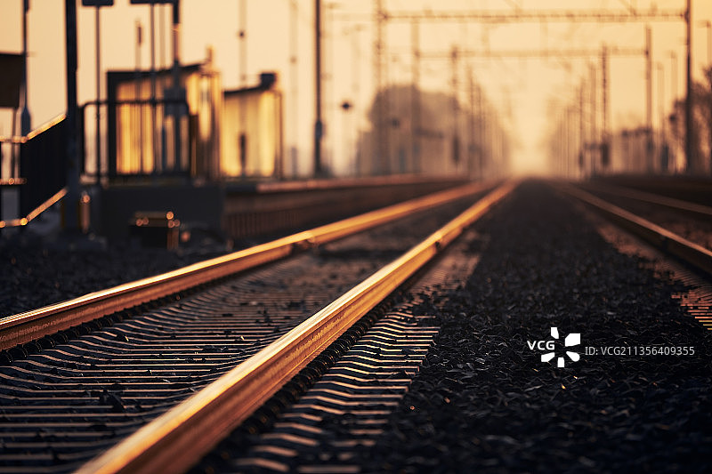 日落时分天空下的空旷铁轨图片素材