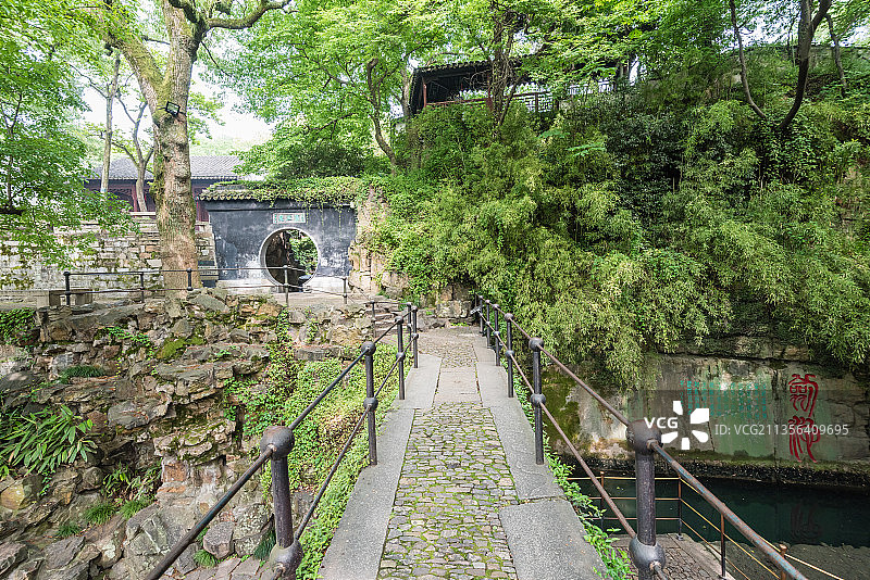 中国苏州虎丘山的虎丘剑池和摩崖石刻图片素材