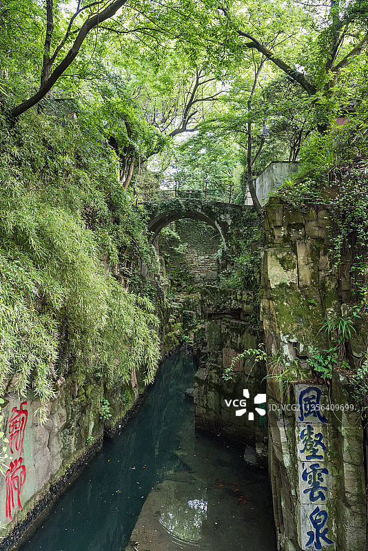 中国苏州虎丘山的虎丘剑池和摩崖石刻图片素材