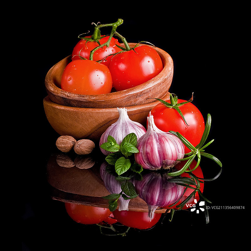 黑背景下碗中番茄的特写，美国堪萨斯州福恩克里克图片素材