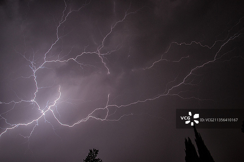 夜空中闪电的仰视角度图片素材