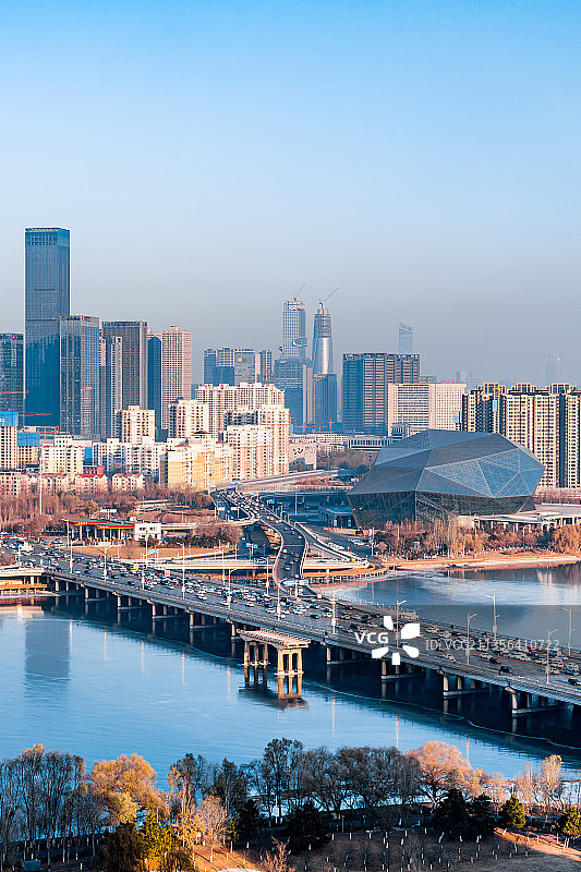 中国辽宁沈阳盛京剧院和浑河沿岸城市建筑风光图片素材