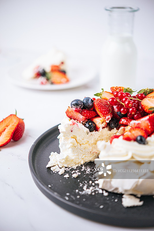 特写：罗马尼亚布加勒斯特桌上的盘装甜点图片素材