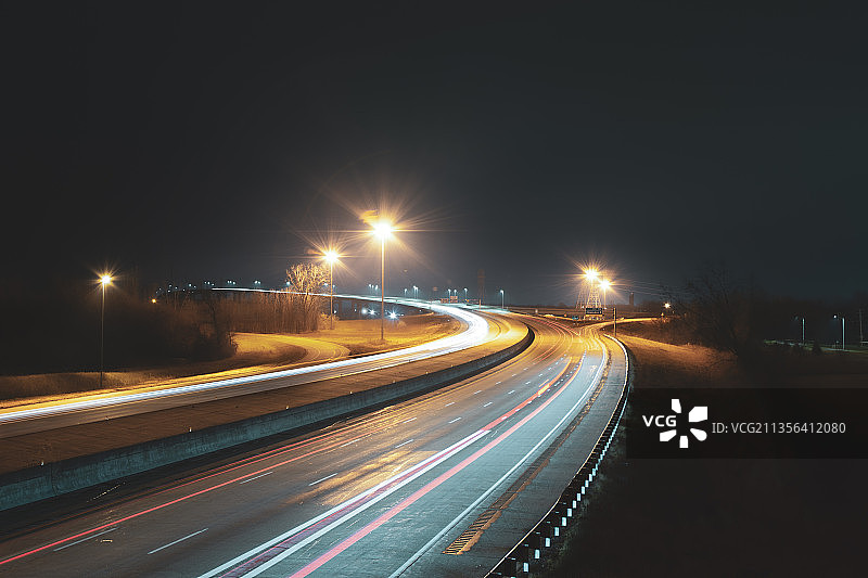 美国密歇根州夜晚道路上光轨的高角度视图图片素材