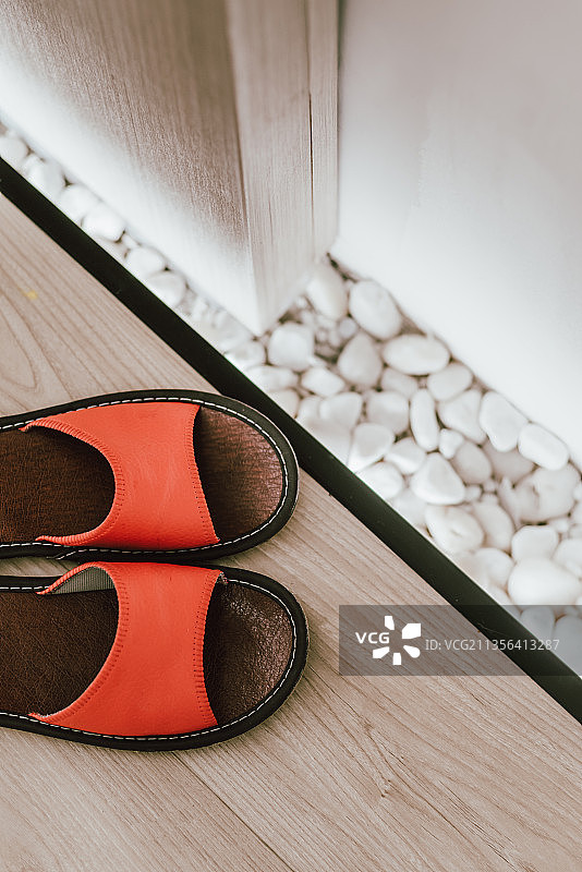 进屋换拖鞋图片素材