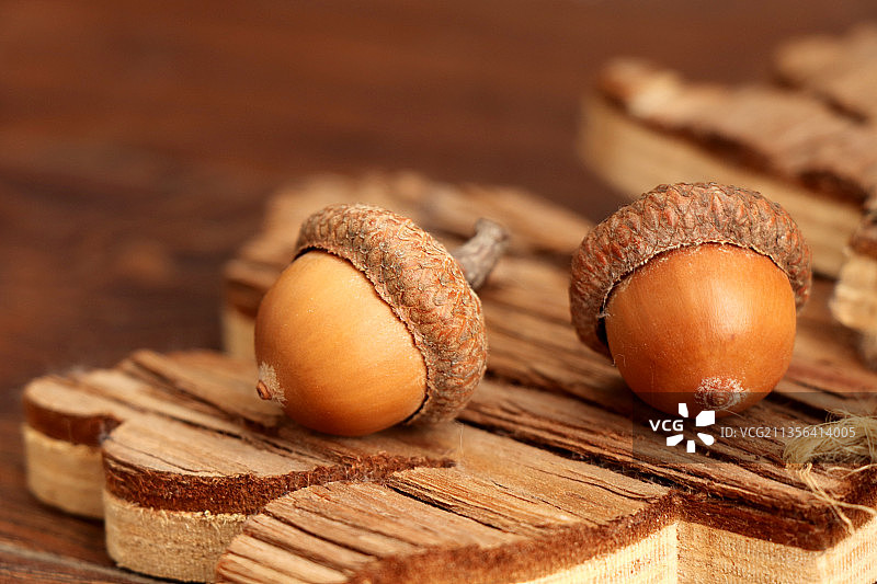 桌上的核桃特写图片素材