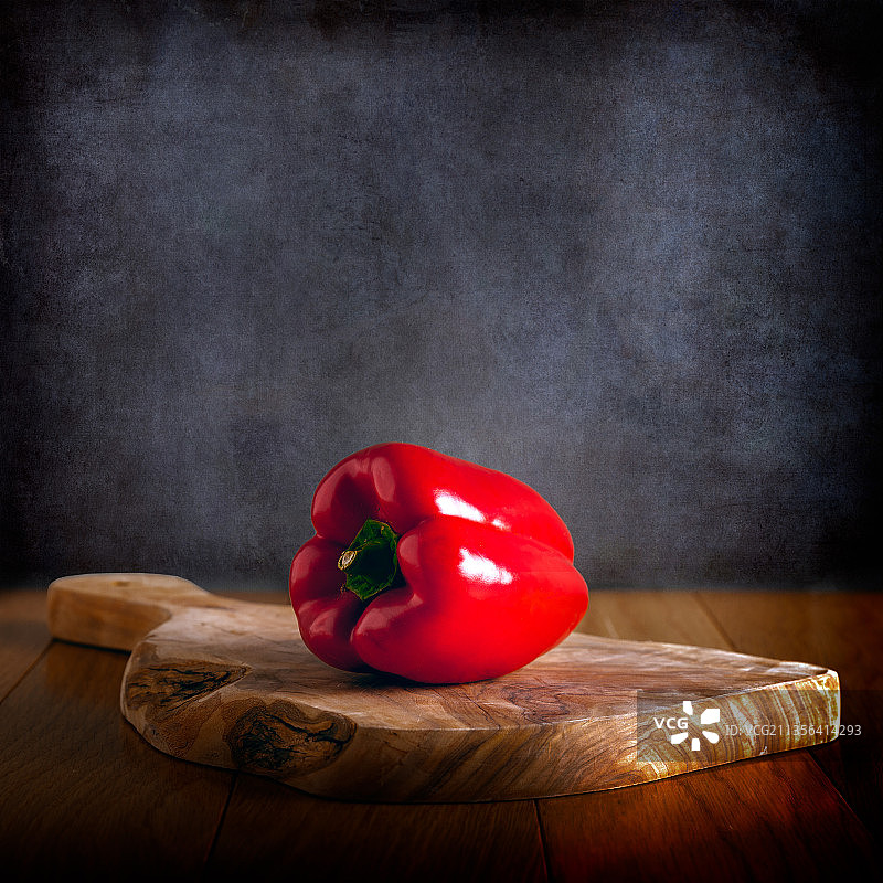 砧板上的红甜椒特写图片素材