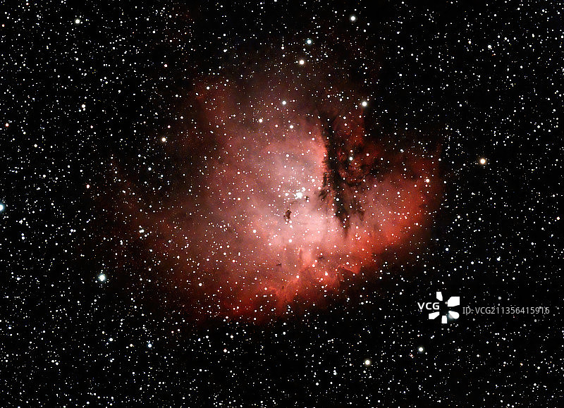 夜间烟花汇演的低角度照片，美国亚利桑那州格兰岱尔图片素材