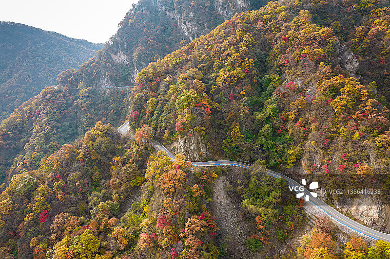 河南洛阳白云山秋景公路航拍图片素材