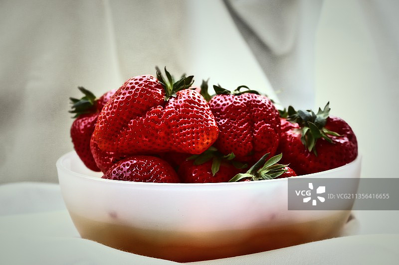桌上碗中草莓的特写图片素材