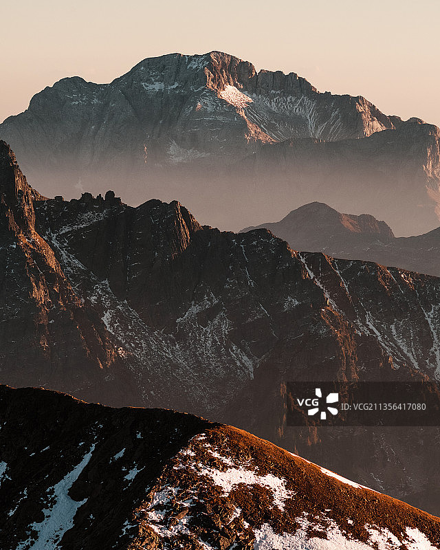 意大利贝加莫奥罗比山日落雪山风光图片素材