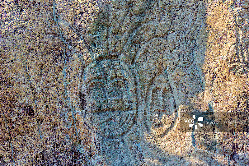 中国宁夏银川贺兰山岩画景区的岩画图片素材