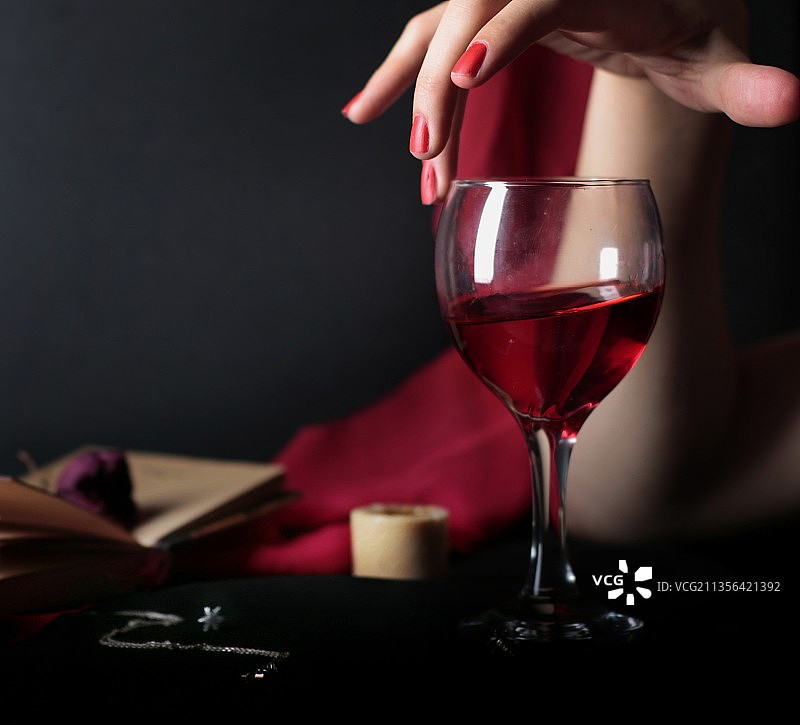 手持红酒杯的女人特写图片素材