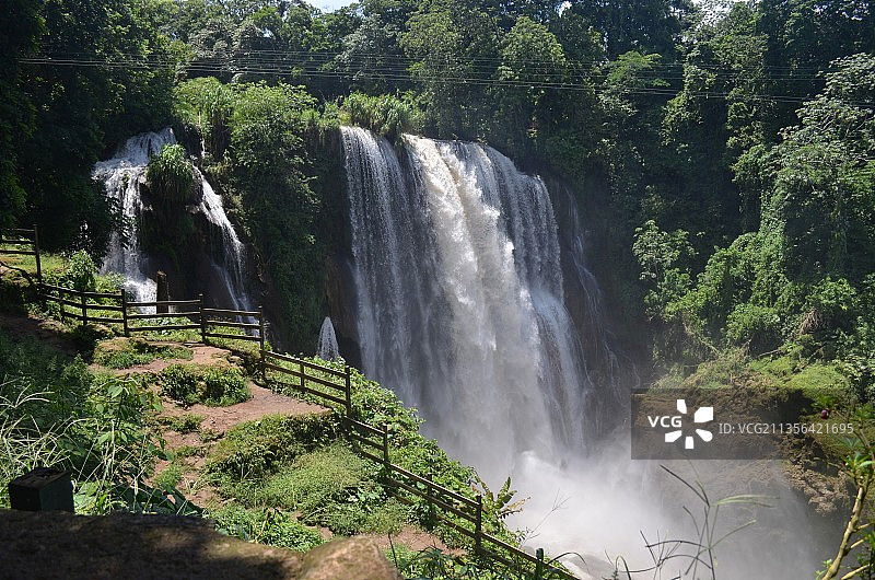 洪都拉斯约华湖森林瀑布风景图片素材