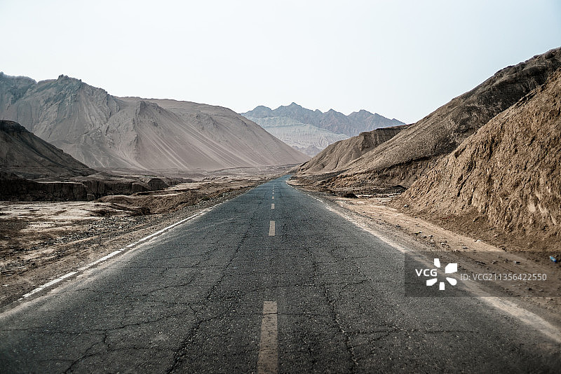 中国新疆吐鲁番的空旷道路与自然景观图片素材