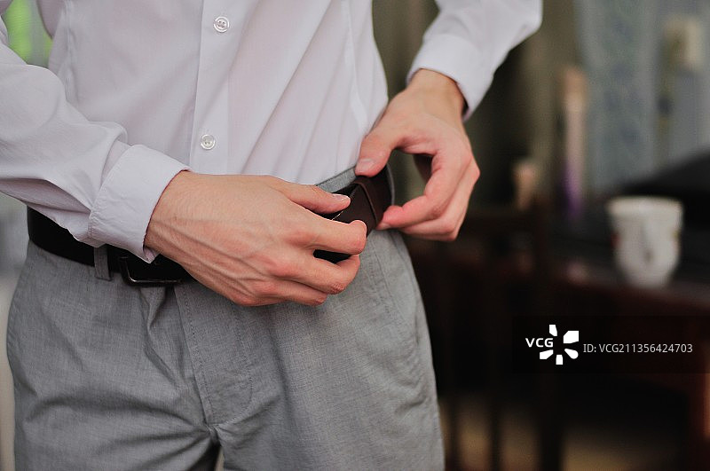 男子拿着紧固带的腰部特写图片素材