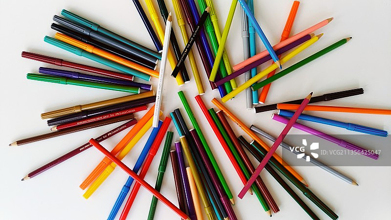 俯视角度拍摄的白色背景上的彩色铅笔图片素材