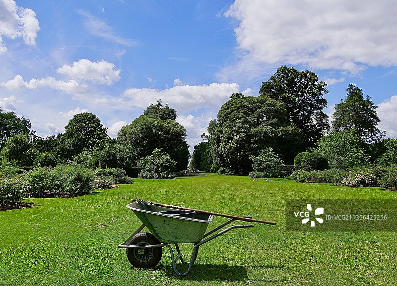 院子里的空草坪机图片素材