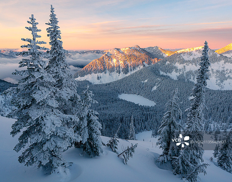 日落时分雪山风光图片素材