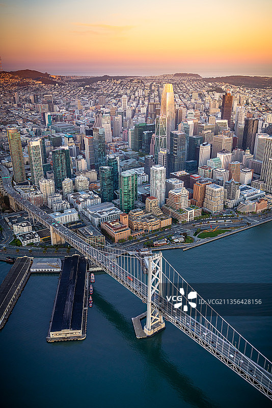 美国加利福尼亚州旧金山日落时分的城市天际线航拍图片素材