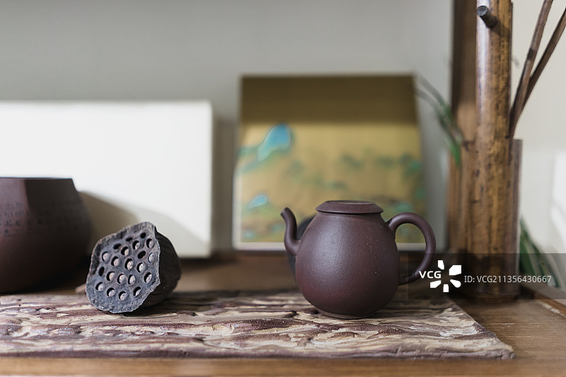 中国泰安茶室里茶壶和摆件图片素材