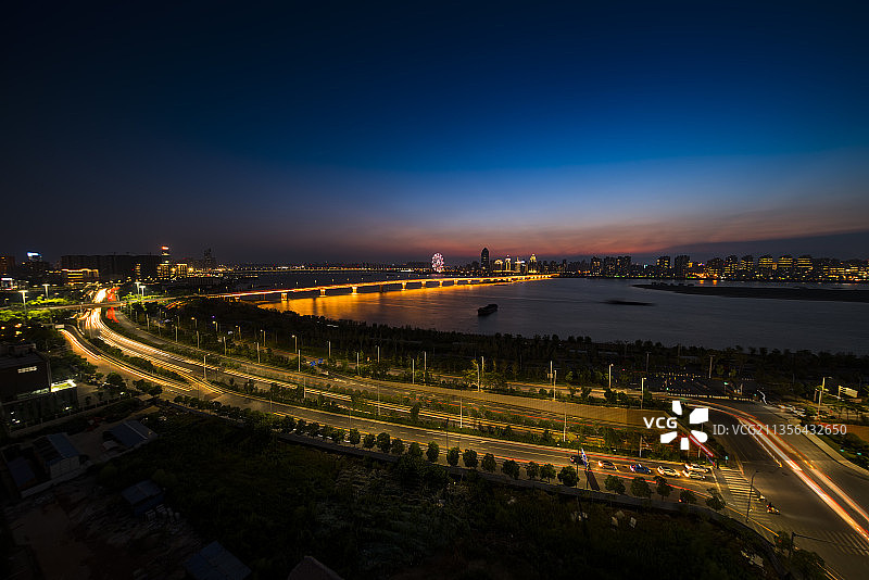 城市夜景灯光照耀的桥与快速路图片素材