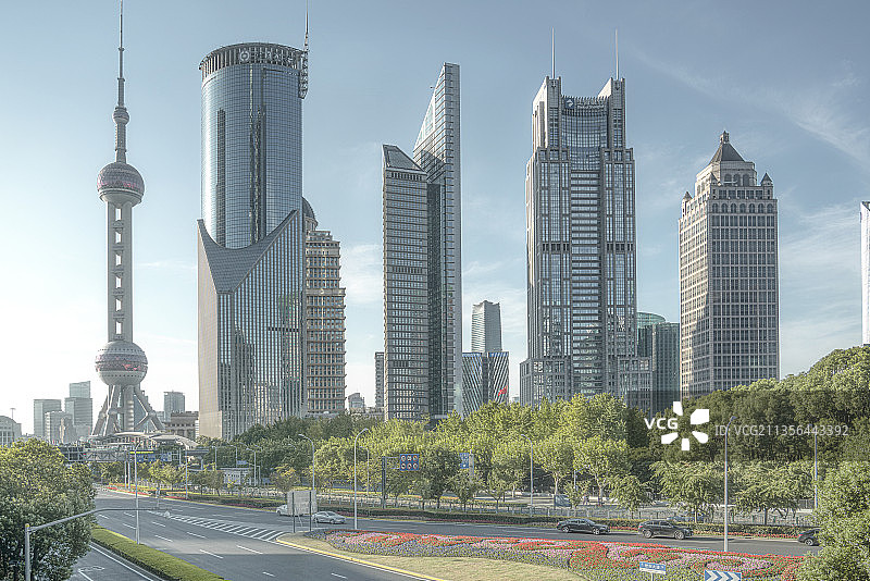 陆家嘴天际线与绿化图片素材
