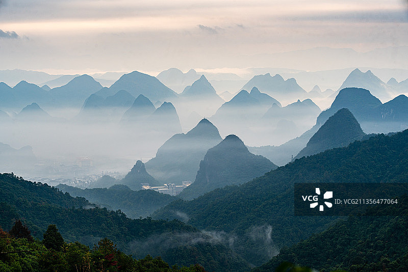 桂林尧山：秋雨山岚静图片素材