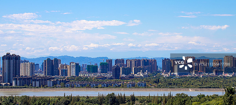 蓝天白云下的眉山市东坡城区图片素材