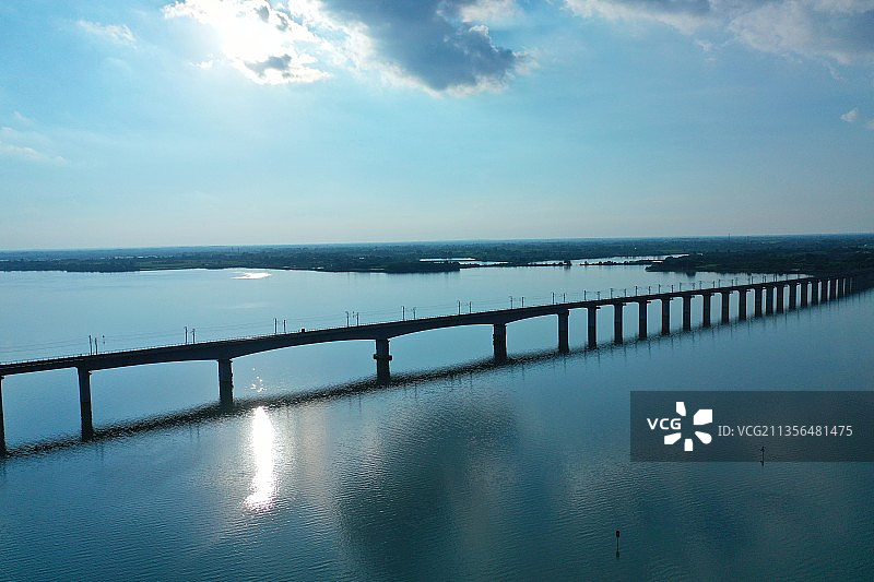 逆光中的浩吉铁路局部图片素材