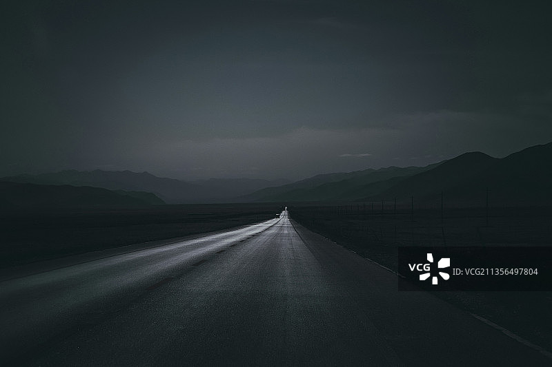 317国道川藏公路北线的阴郁傍晚图片素材