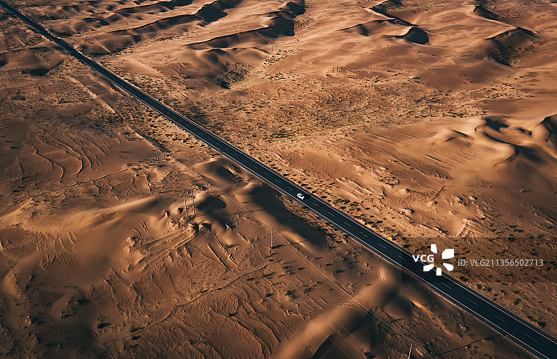 穿越乌兰布和沙漠图片素材