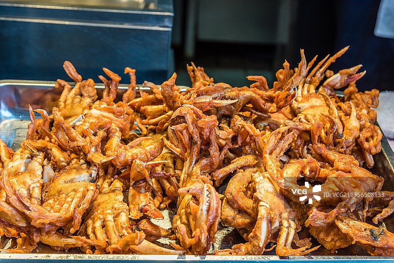 一大盘一堆油炸螃蟹油炸飞蟹图片素材