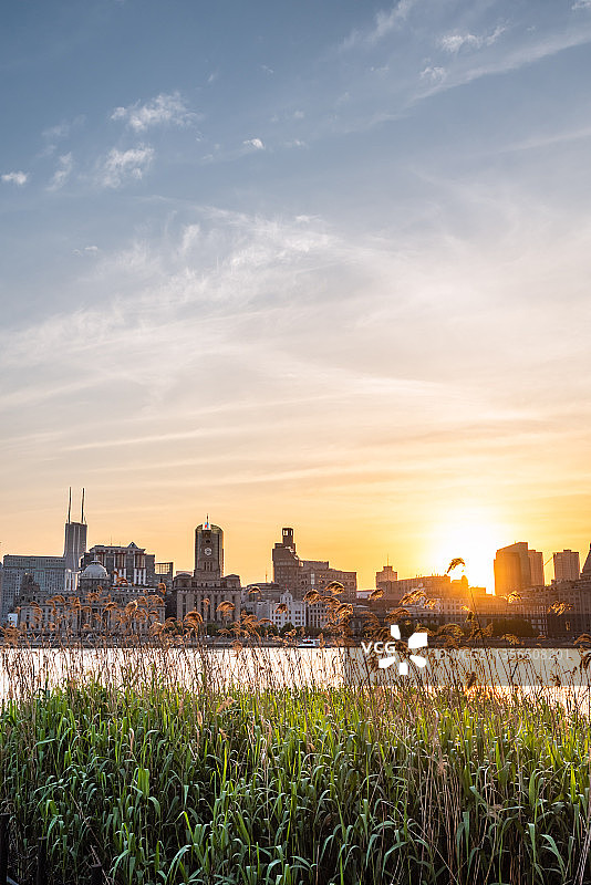 日落下的中国上海黄浦江外滩CBD建筑群图片素材