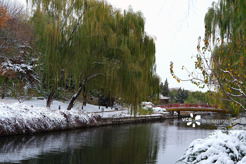 2021年11月7日，北京元土城遗址公园雪景如画。图片素材