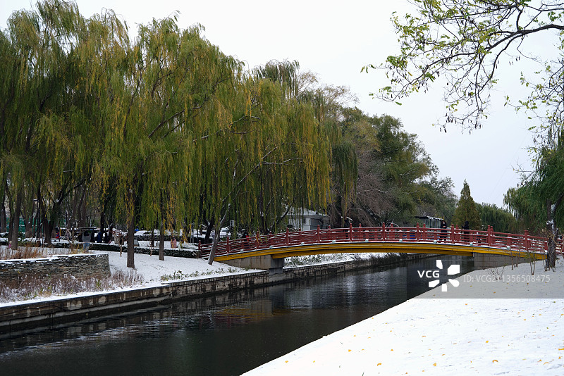 2021年11月7日，北京元土城遗址公园雪景如画。图片素材