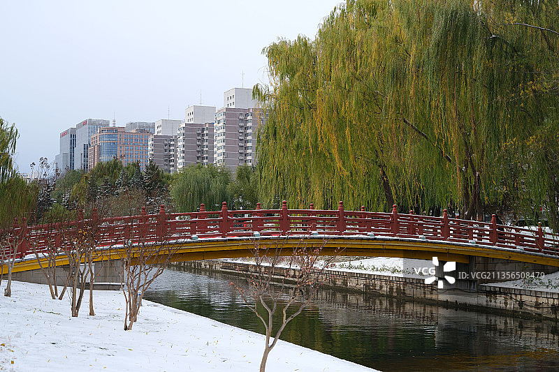 2021年11月7日，北京元土城遗址公园雪景如画。图片素材