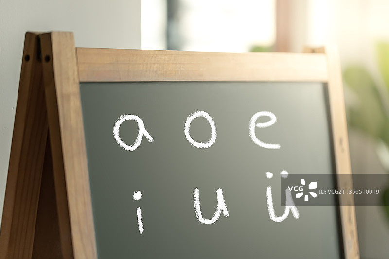 黑板上的拼音图片素材